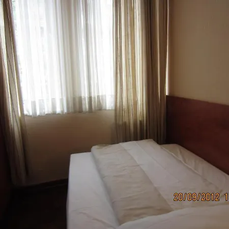 Otel Altstadt Rheinblick 2*